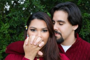 Gustavo olhando para Rute enquanto Rute olha para a camara