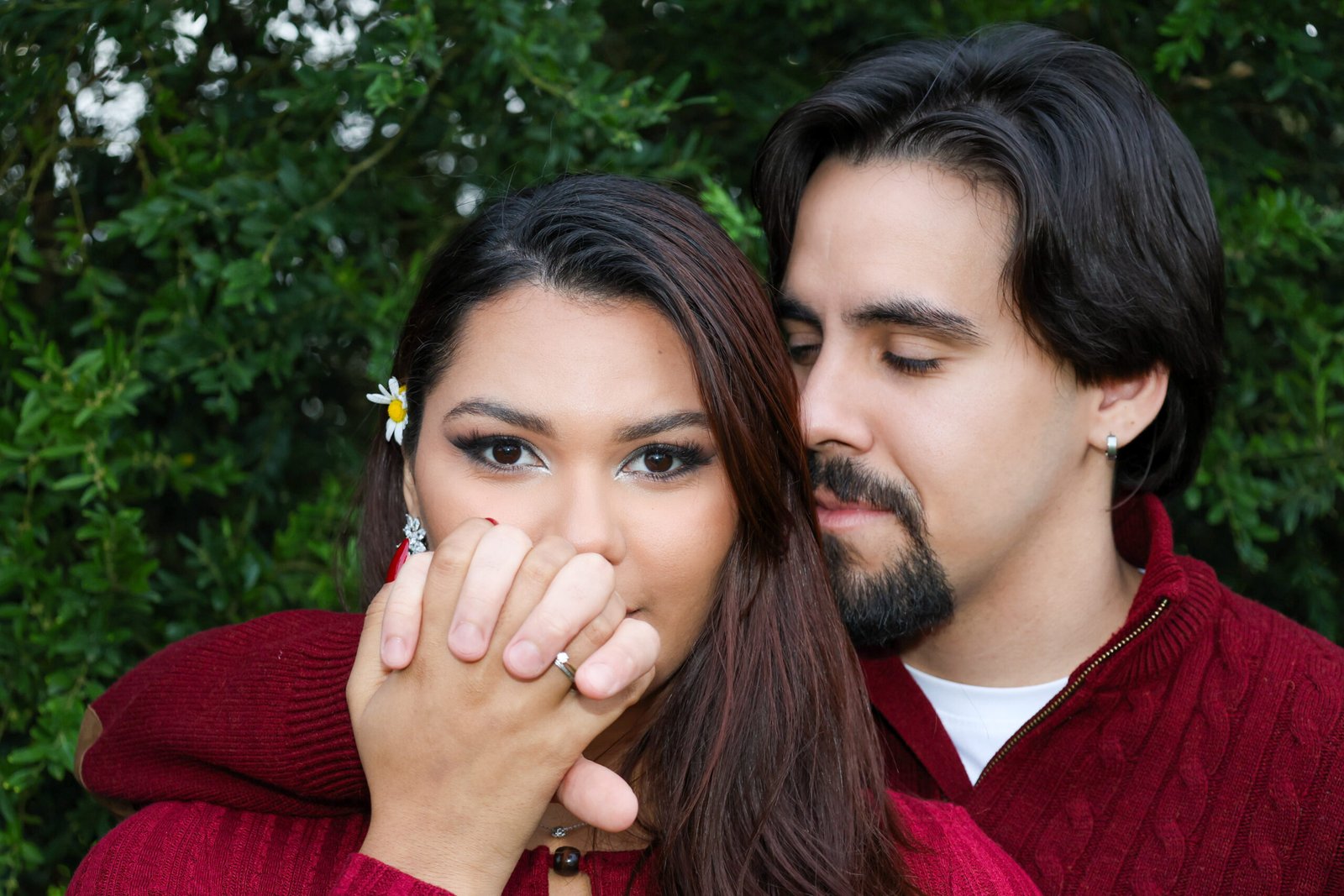 Gustavo olhando para Rute enquanto Rute olha para a camara