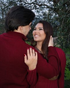 Rute olhando para o Gustavo com sorriso apaixonado